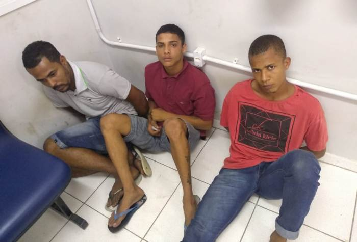 Serrinha – Polícia age rápido e prende três indivíduos acusados de assaltar e agredir comerciante