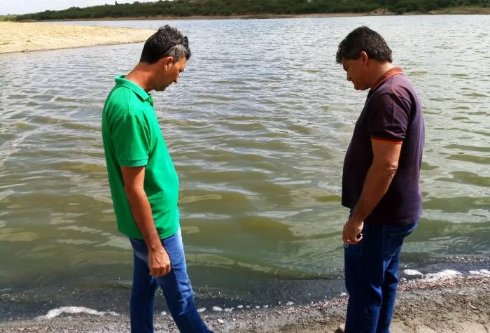 Prefeitura de Valente busca solução para evitar morte de espécies de peixe no açude municipal