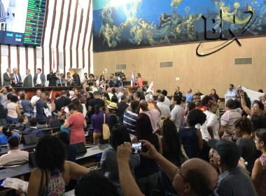 Servidores invadem plenário da AL-BA e pedem que pauta seja suspensa