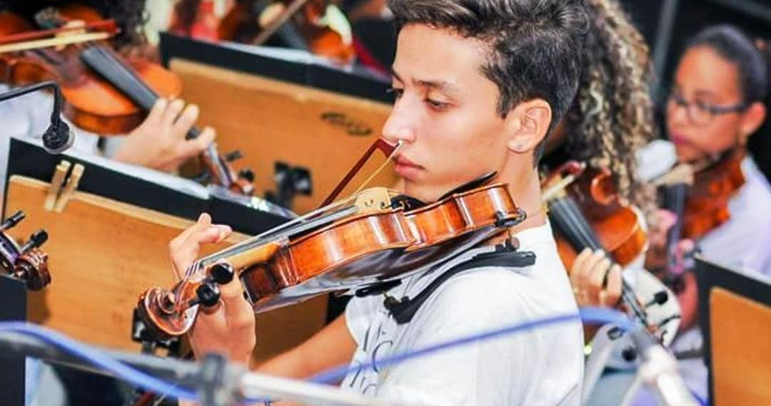 Orquestra realiza vaquinha para levar jovem a um intercâmbio musical no Canadá