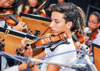 Orquestra realiza vaquinha para levar jovem a um intercâmbio musical no Canadá