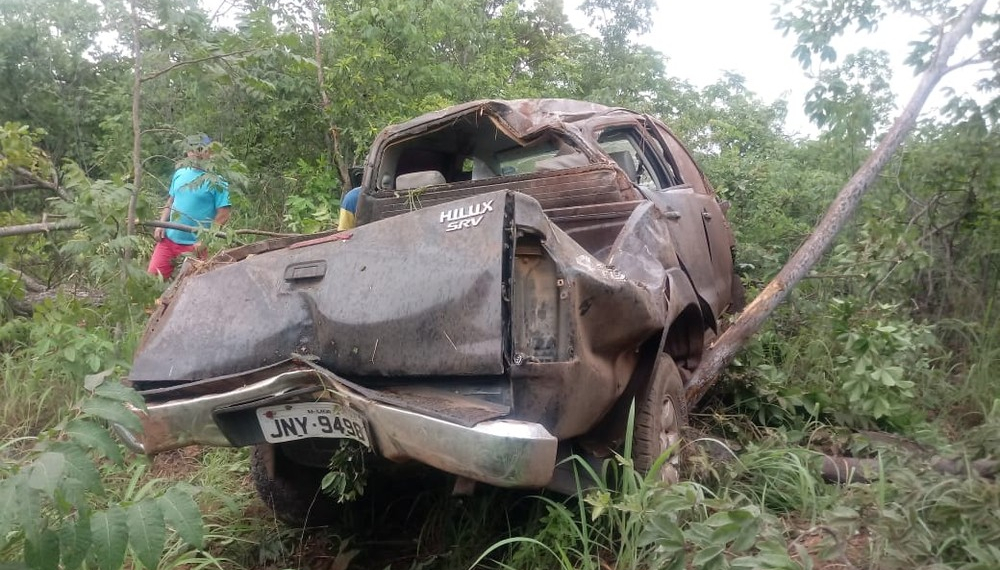 Motorista de caminhonete morre após veículo bater em árvore e capotar na BR-242