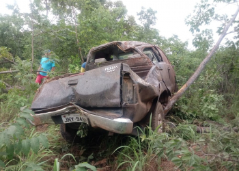 Motorista de caminhonete morre após veículo bater em árvore e capotar na BR-242
