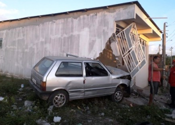 Motorista fica ferido após colidir em residencia na cidade de Ipirá