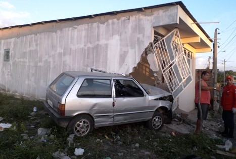 Motorista fica ferido após colidir em residencia na cidade de Ipirá