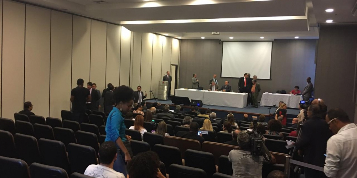 Deputados entram escoltados na ALBA em dia de expectativa por votação da reforma administrativa