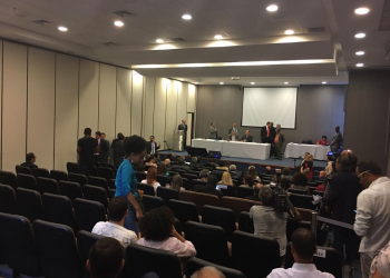 Deputados entram escoltados na ALBA em dia de expectativa por votação da reforma administrativa