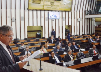 Alba aprova projeto do governo e professores estaduais têm carga de estudo para gratificação alterada de 80 para 270 hora