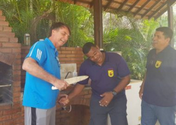 Bolsonaro brinca de esfaquear oficial da Marinha; veja vídeo