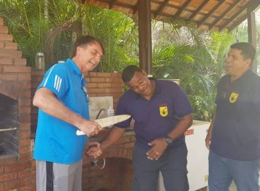 Bolsonaro brinca de esfaquear oficial da Marinha; veja vídeo