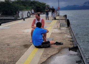 ‘Será que ainda posso sentar no chão?’, diz Bolsonaro sobre críticas a fotos informais