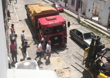 Susto:homem entra debaixo de caminhão que cedeu em calçamento e fica prensado