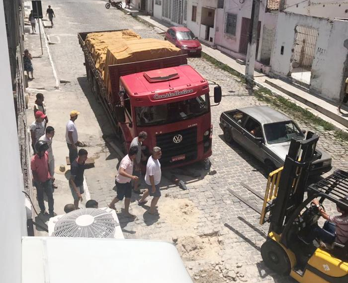 Susto:homem entra debaixo de caminhão que cedeu em calçamento e fica prensado