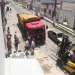 Susto:homem entra debaixo de caminhão que cedeu em calçamento e fica prensado