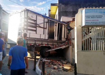 Caminhão desgovernado atinge residência no centro de Barrocas