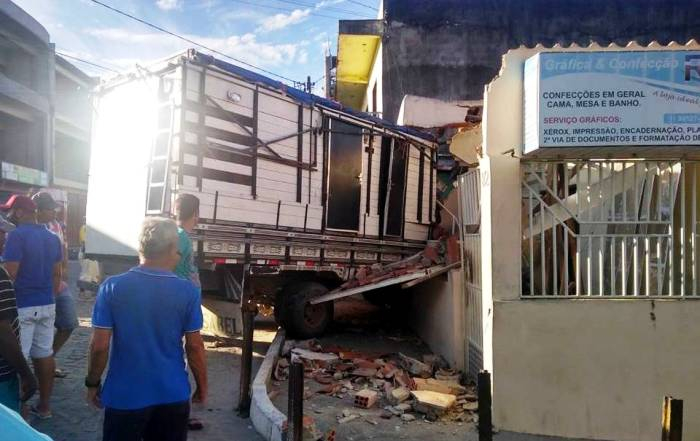 Caminhão desgovernado atinge residência no centro de Barrocas