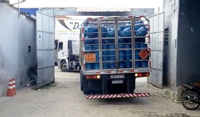 Carreta da Brasilgás de Coité é tomada de assalto em viaduto da BR 324