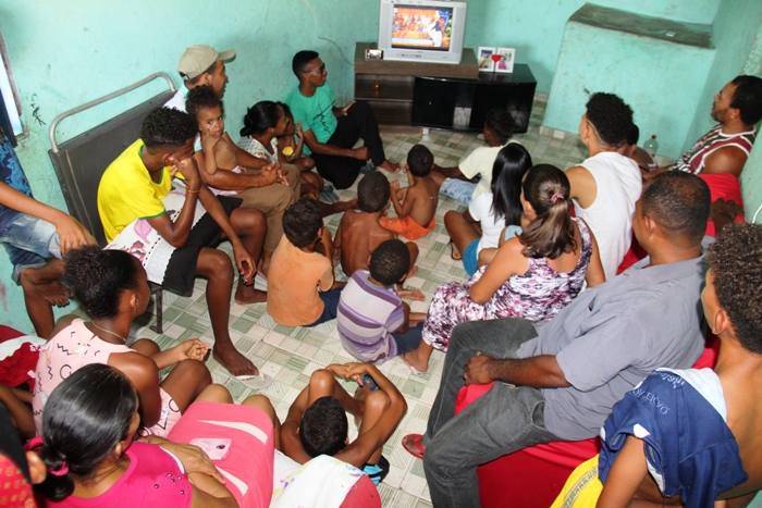 Família ‘R’ de Coité se reúne para assistir participação na Hora do Faro