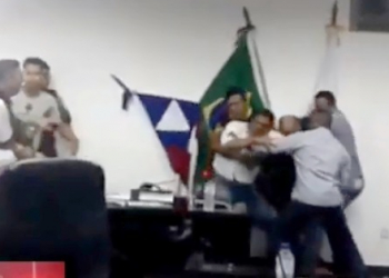Vídeo mostra pancadaria na câmara durante sessão que julgaria cassação de vereadores