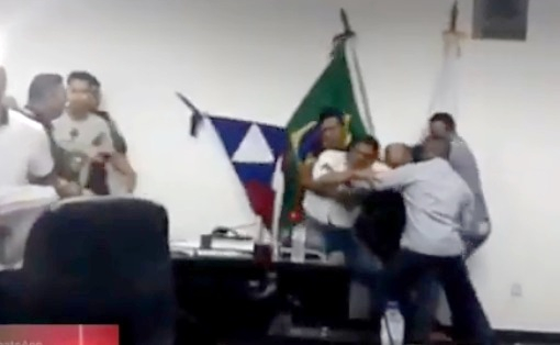 Vídeo mostra pancadaria na câmara durante sessão que julgaria cassação de vereadores