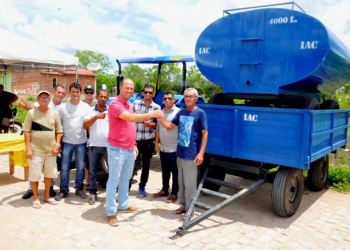 Retirolândia – Presidente do PP Tiago Mascarenhas entrega trator a comunidade de Retiro Velho