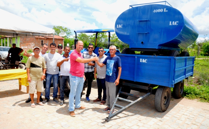 Retirolândia – Presidente do PP Tiago Mascarenhas entrega trator a comunidade de Retiro Velho