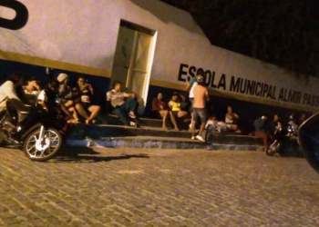 Em plena noite de Natal, pais de alunos pernoitam em frente de escola para garantirem matrícula