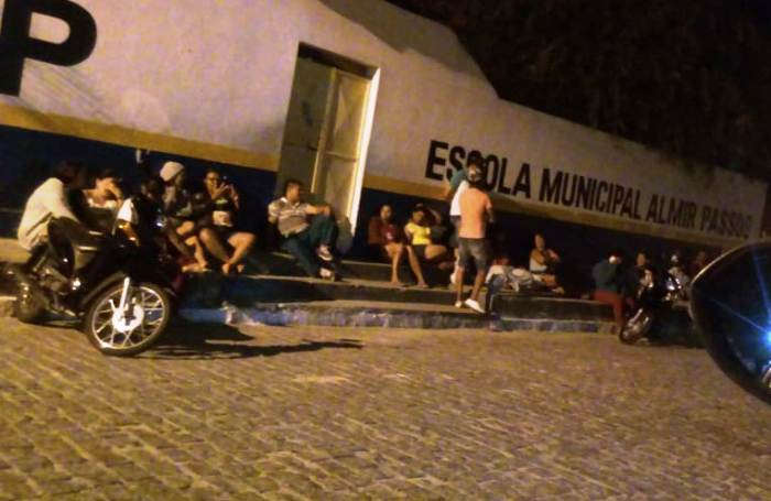 Em plena noite de Natal, pais de alunos pernoitam em frente de escola para garantirem matrícula