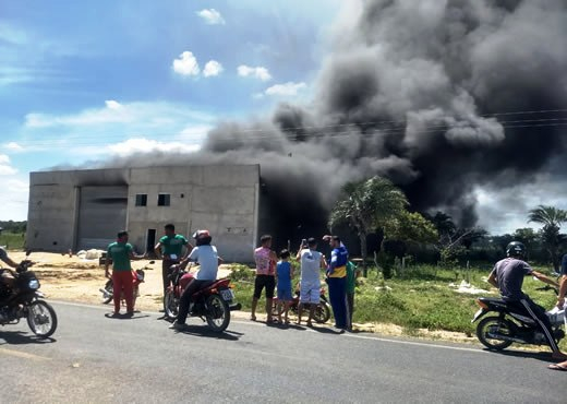 Incêndio destrói fábrica de estofados em Capim Grosso