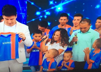 Família ‘R’ de Coité se reúne para assistir participação na Hora do Faro