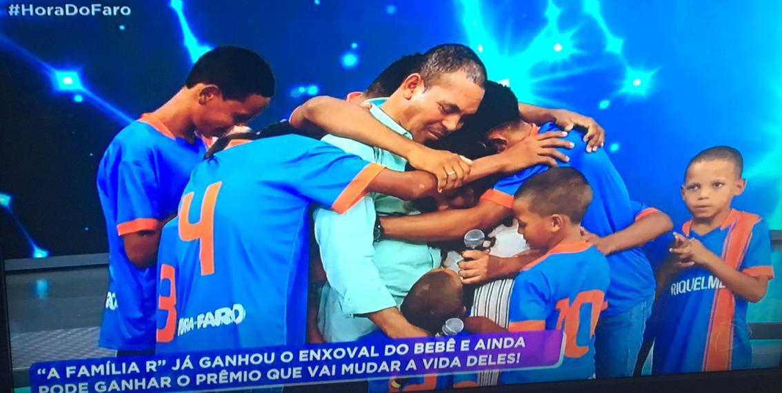 Família ‘R’ de Coité se reúne para assistir participação na Hora do Faro