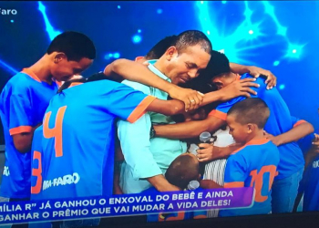 Família ‘R’ de Coité se reúne para assistir participação na Hora do Faro