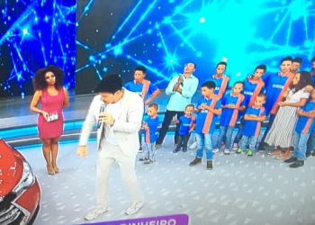 Família ‘R’ de Coité se reúne para assistir participação na Hora do Faro