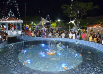 Barrocas I – Prefeitura entrega praça totalmente revitalizada, três ônibus, semi-Uti móvel e equipamentos para o hospital