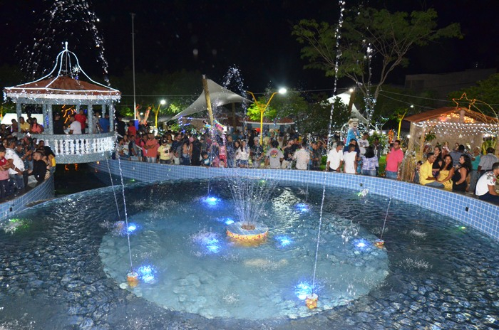 Barrocas I – Prefeitura entrega praça totalmente revitalizada, três ônibus, semi-Uti móvel e equipamentos para o hospital