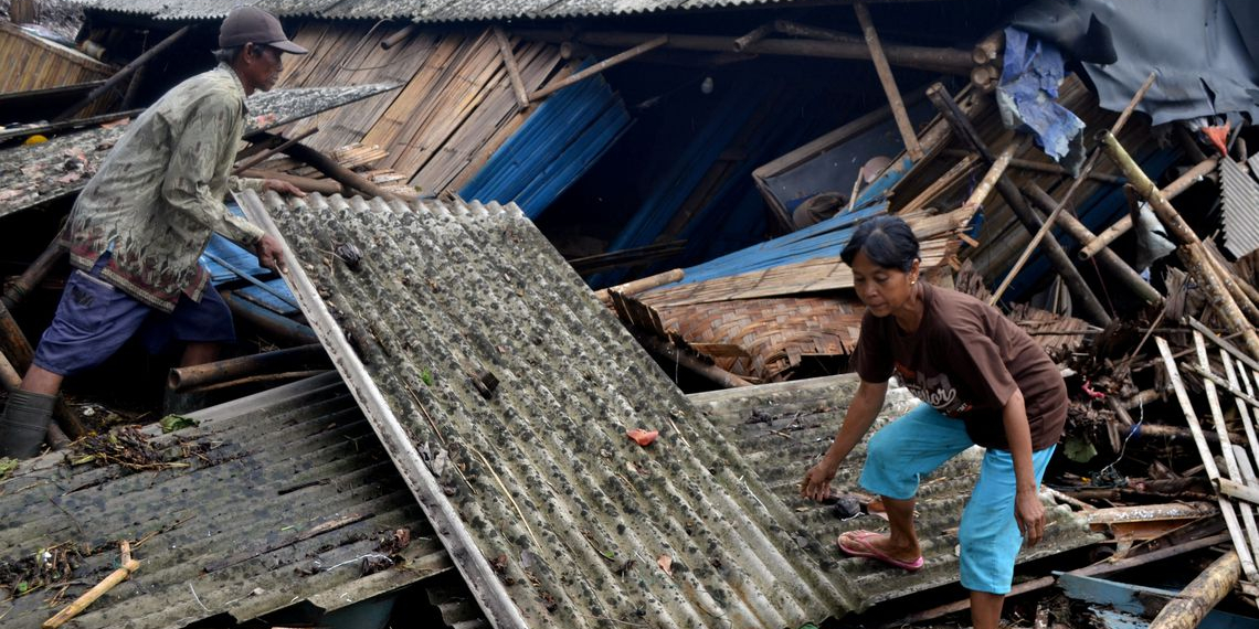 Indonésia registra 373 mortos após tsunami