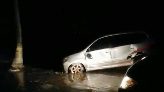 Tsunami atinge a Indonésia e deixa mortos