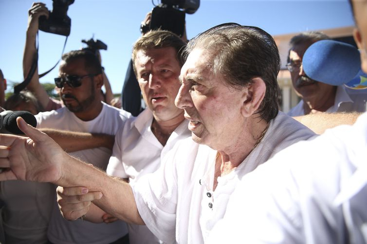 João de Deus entrega-se à polícia em área rural de Abadiânia