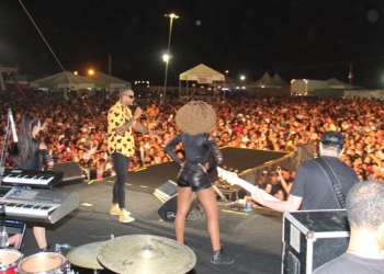 “Em Valente estou em casa”, disse Leo Santana durante show no Hangar