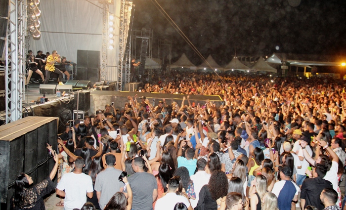 “Em Valente estou em casa”, disse Leo Santana durante show no Hangar