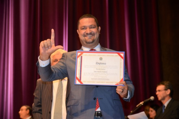 Osni Cardoso é diplomado para seu primeiro mandato de deputado