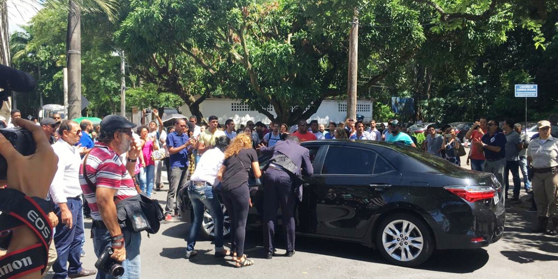 Deputados entram escoltados na ALBA em dia de expectativa por votação da reforma administrativa