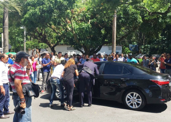 Deputados entram escoltados na ALBA em dia de expectativa por votação da reforma administrativa