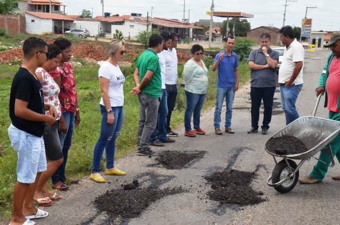 Deputado Alex da Piatã acompanha de perto a operação tapa-buraco na BA 416, trecho São Domingos/BR 324