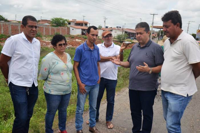 Deputado Alex da Piatã acompanha de perto a operação tapa-buraco na BA 416, trecho São Domingos/BR 324