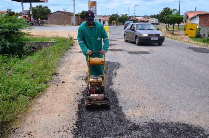 Deputado Alex da Piatã acompanha de perto a operação tapa-buraco na BA 416, trecho São Domingos/BR 324