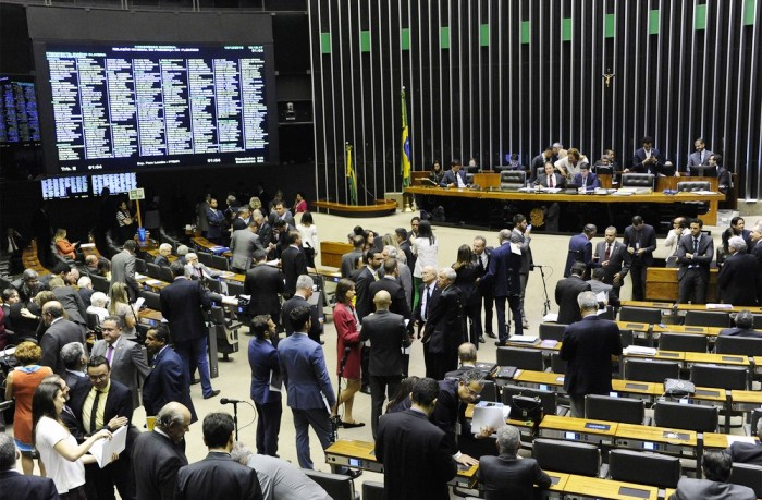 Orçamento de 2019 é aprovado com salário mínimo de R$ 1.006