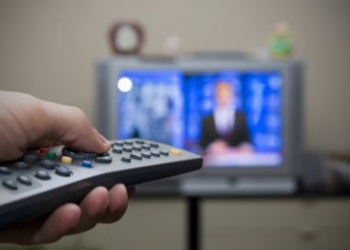 Brasileiros têm deixado TV a cabo para ver filme na internet, aponta IBGE