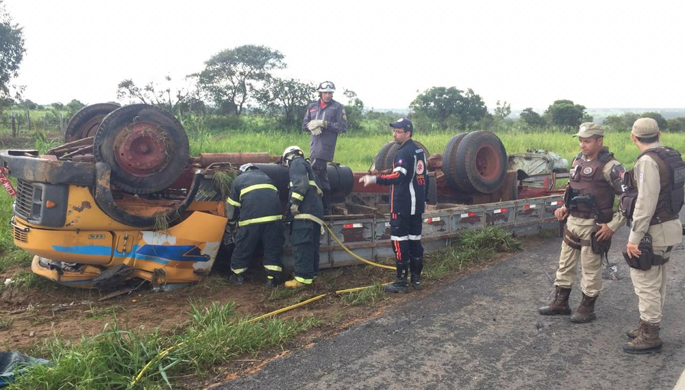Motorista de caminhão morre após veículo tombar em batida envolvendo outros dois carros