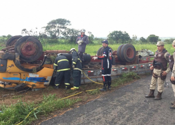 Motorista de caminhão morre após veículo tombar em batida envolvendo outros dois carros